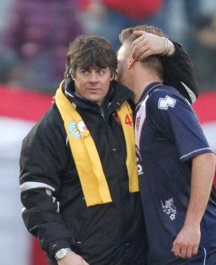 <b>ABBRACCIO.</b> Michele Serena con Gianluca Freddi 