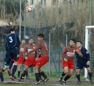 Una mischia in aarea audaciana; a destra il tiro gol di Angerame; sotto Candrian inseguito da un avversario 