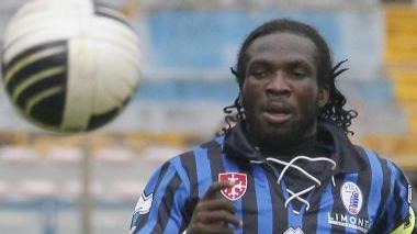 A sinistra Obodo (ha richieste anche dallla B) Sopra Gagliardi in azione (potrebbe finire al Chieti insieme all’attaccante Miani) A destra Cossu in azione (è vicino al Fano)