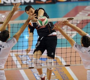 <b>LUPI AVANTI TUTTA.</b> Due azioni offensive dei santacrocesi: sopra, capitan Baldaccini in una schiacciata vincente; accanto, Mattioli effettua un pallonetto 