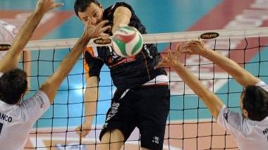 <b>LUPI AVANTI TUTTA.</b> Due azioni offensive dei santacrocesi: sopra, capitan Baldaccini in una schiacciata vincente; accanto, Mattioli effettua un pallonetto