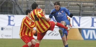 Luigi Pagliuca contrastato da Sosi e Andreoni del Giulianova 