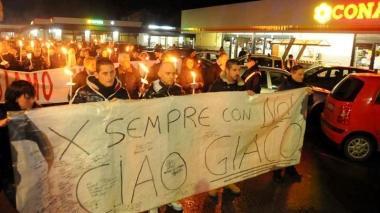 La folla alla fiaccolata, la targa dedicata ad Andrea e i suoi genitori