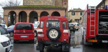 Ricerche a tappeto per Pierino Ciattaglia; a destra la sua auto ritrovata nel parcheggio del cimitero 