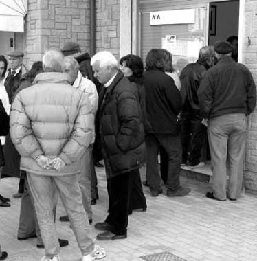 Cittadini in coda davanti ad un ufficio
