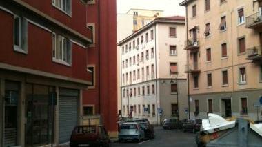 <strong>INDAGINI DELLA POLIZIA.</strong> A sinistra, una panoramica di via Cadorna (vicino agli Scali) dove è avvenuto il fatto A destra, volanti della polizia in azione