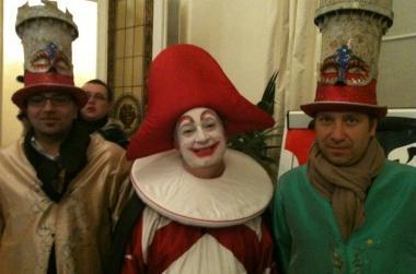 <strong>PATTO FRA MASCHERE.</strong> Burlamacco insieme a due maschere del Carnevale dell’Angro