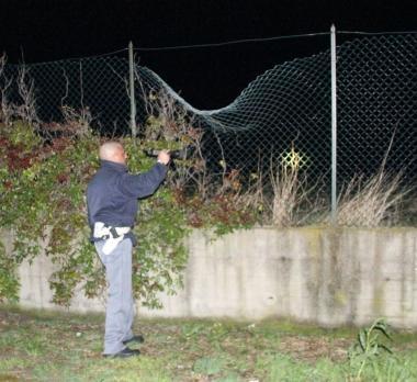 <b>BRACCATI.</b> La polizia alla stazione di servizio di Capalbio dove i malviventi hanno abbandonato lauto prima di scappare 