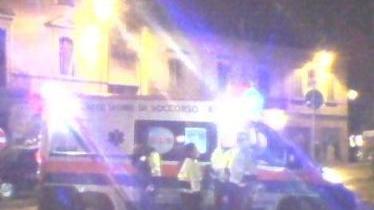 Una delle ambulanze del Soccorso Pubblico intervenuta in piazza Gramsci sabato sera