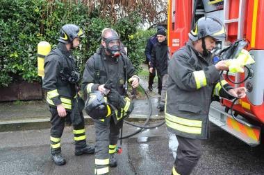 I vigili del fuoco stanno per entrare nellappartamento 