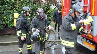 I vigili del fuoco stanno per entrare nell’appartamento