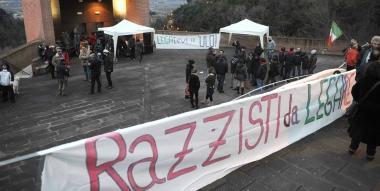 Il presidio contro la manifestazione organizzata dalla Lega Nord al Miravalle e uno dei posti di controllo con le forze dellordine che hanno sorvegliato la citt&agrave; per tutto il giorno 