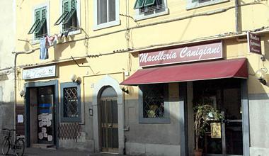 Macellaio ferito al torace da una coltellata, la polizia indaga