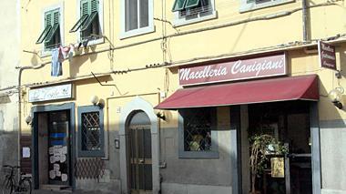 Macellaio ferito al torace da una coltellata, la polizia indaga