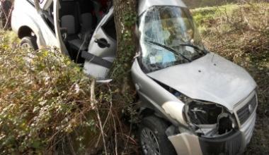 Camion perde olio, auto fuori strada: tragedia sfiorata