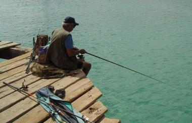 &nbsp;Un pescatore in azione: senza censimento si rischiano multe 