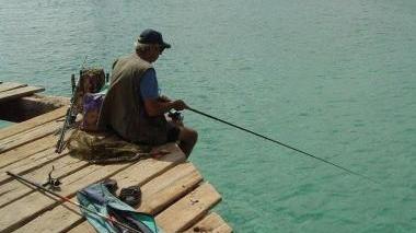  Un pescatore in azione: senza censimento si rischiano multe