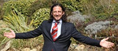 <strong>NEL SUO ALBERGO.</strong> In alto, accanto al titolo: Igor Protti nel verde del suo “Antico Borgo San Martino”