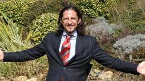 <strong>NEL SUO ALBERGO.</strong> In alto, accanto al titolo: Igor Protti nel verde del suo “Antico Borgo San Martino”