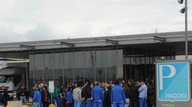 Operai della Piaggio in sciopero alla portineria dell'ingresso merci della Piaggio (foto d'archivio)