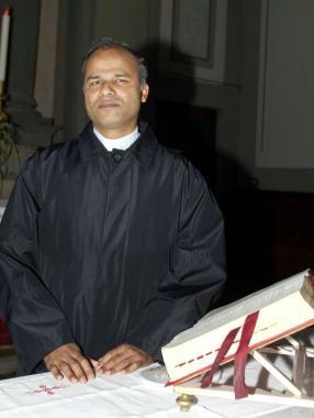 Lex prete condannato e a destra il tribunale di Firenze  