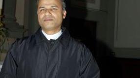 L’ex prete condannato e a destra il tribunale di Firenze