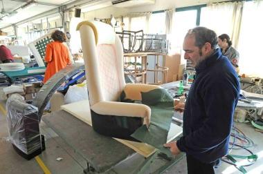 Operaio al lavoro nellazienda di Valenzatico 