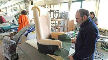 Operaio al lavoro nell’azienda di Valenzatico