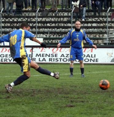 Gaeta in gol sotto gli occhi di Pera nella gara interna con il Poggibonsi   