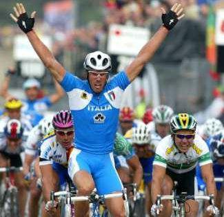 <b>IL QUASI TRIONFO DI ZOLDER </b>&Egrave; il 2002 in Belgio: SuperMario Cipollini trionfa al mondiale, alle sue spalle McEwen che regal&ograve; largento alla nazionale australiano sponsorizzata Ellegi (primo marchio di Pissei). Sotto: Pisaneschi e Tomohiro 
