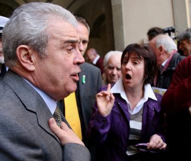 Un momento animato della contestazione allassessore Roberto Caverni  