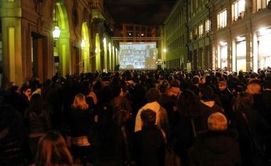 La folla che segue l’evento sul maxischermo
