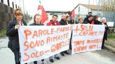 Sopra operai Lg Plast Sotto la firma dell’accordo con la nuova proprietà ad agosto 2010