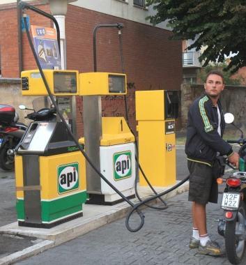 Un distributore di benzina    