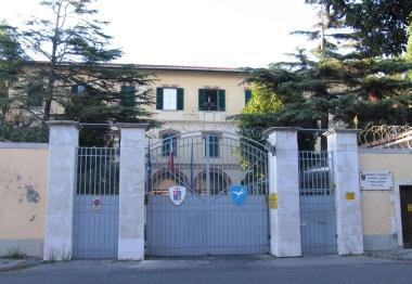 A destra l’ex ospedale militare: l’ipotesi di mandarvi cento profughi è stata bocciata A fianco la protesta davanti al centro di Coltano