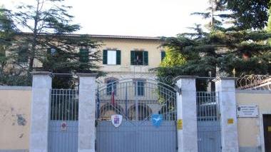 A destra l’ex ospedale militare: l’ipotesi di mandarvi cento profughi è stata bocciata A fianco la protesta davanti al centro di Coltano