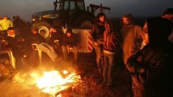 A letto in tenda o nel furgone davanti al lager