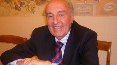 La sede della Misericordia e più a sinistra il governatore Giovanni Pagliai