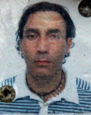 Sopra, Francesco Apostolico A destra, il dolore della moglie
