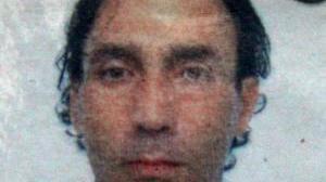 Sopra, Francesco Apostolico A destra, il dolore della moglie