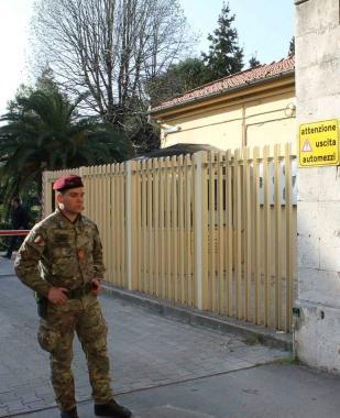 Un militare allingresso della caserma Ruspoli in viale Marconi 