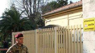 Un militare all’ingresso della caserma Ruspoli in viale Marconi