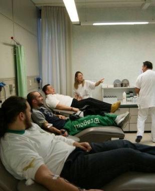 Persone che donano il sangue 