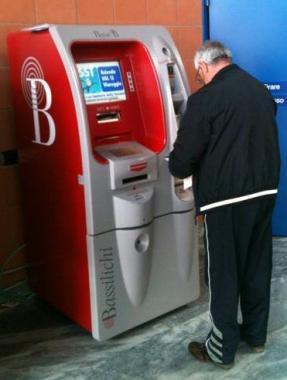 <b>OBIETTIVO DEI BANDITI.</b> Le macchinette per il pagamento dei ticket nellatrio dellospedale &laquo;Versilia&raquo;: erano appena stati svuotati          