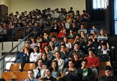 Studenti del liceo scientifico allingresso dellistituto Sopra unassemblea in aula magna 