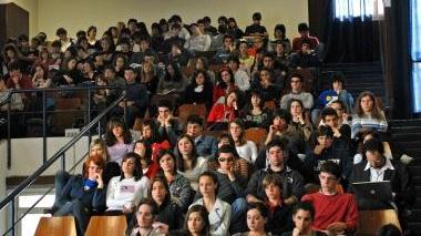 Studenti del liceo scientifico all’ingresso dell’istituto Sopra un’assemblea in aula magna
