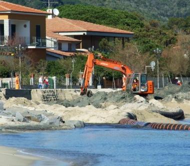 I lavori di ripascimento sulla spiaggia di Marina di Campo       