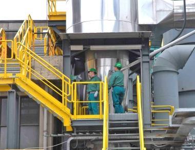 Operai al lavoro al termovalorizzatore di Montale 