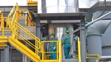 Operai al lavoro al termovalorizzatore di Montale