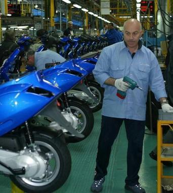 Operai a lavoro in Piaggio 